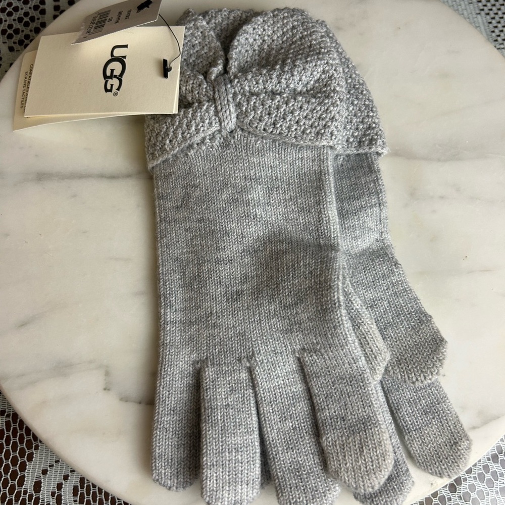 UGG Women’s Gloves. Bow Wool Blend Tech Gloves. One Size